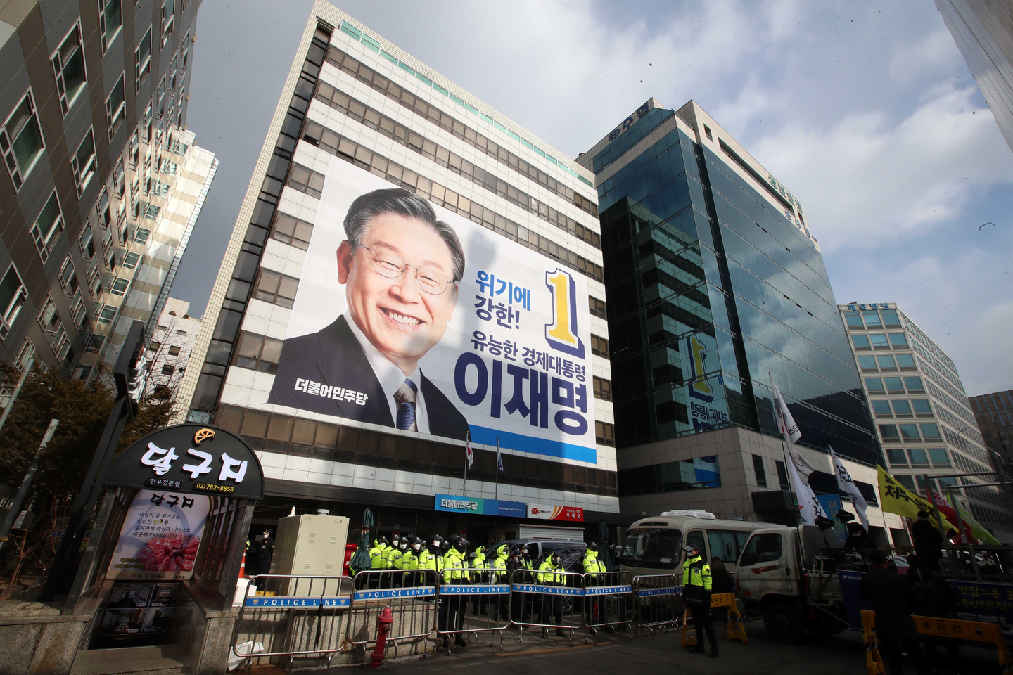 A campaign banner of Democratic Party candidate Lee Jae Myung is posted on the party’s headquarters building in Yeouido, western Seoul, on Feb. 15, 2022. Campaign materials, including posters and banners for each candidate, are displayed at party offices and along streets as the official campaign period for the 20th presidential election begins. [KIM SANG-SUN]