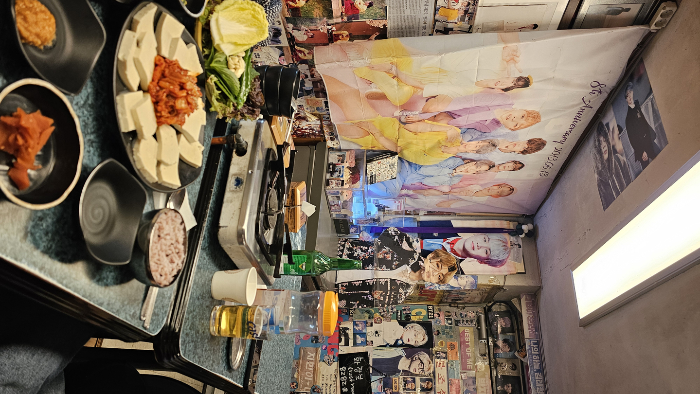 A ssambap (leaf wraps) dish and tofu with kimchi are served at Yoojung Sikdang in southern Seoul, a restaurant frequented by BTS members during their trainee days, on March 17. [SHIN HA-NEE]