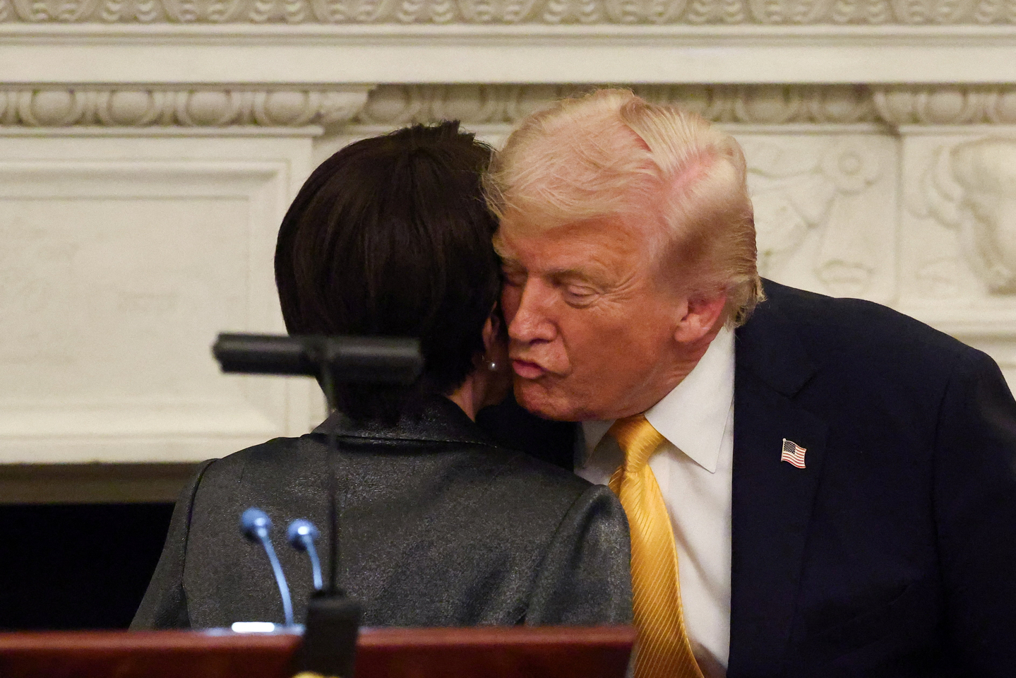 U.S. President Donald Trump kisses Japanese Prime Minister Sanae Takaichi during a dinner at the White House in Washington, D.C., U.S., March 19. [REUTERS/YONHAP]