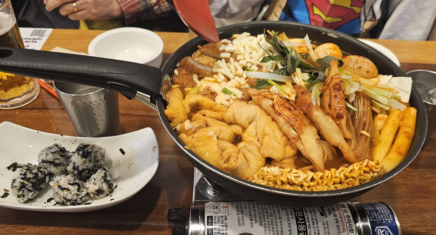A pan of tteokbokki (spicy rice cake) is served at Superstar Tteokbokki, located near HYBE headquarters in Yongsan District, central Seoul. [SHIN HA-NEE]