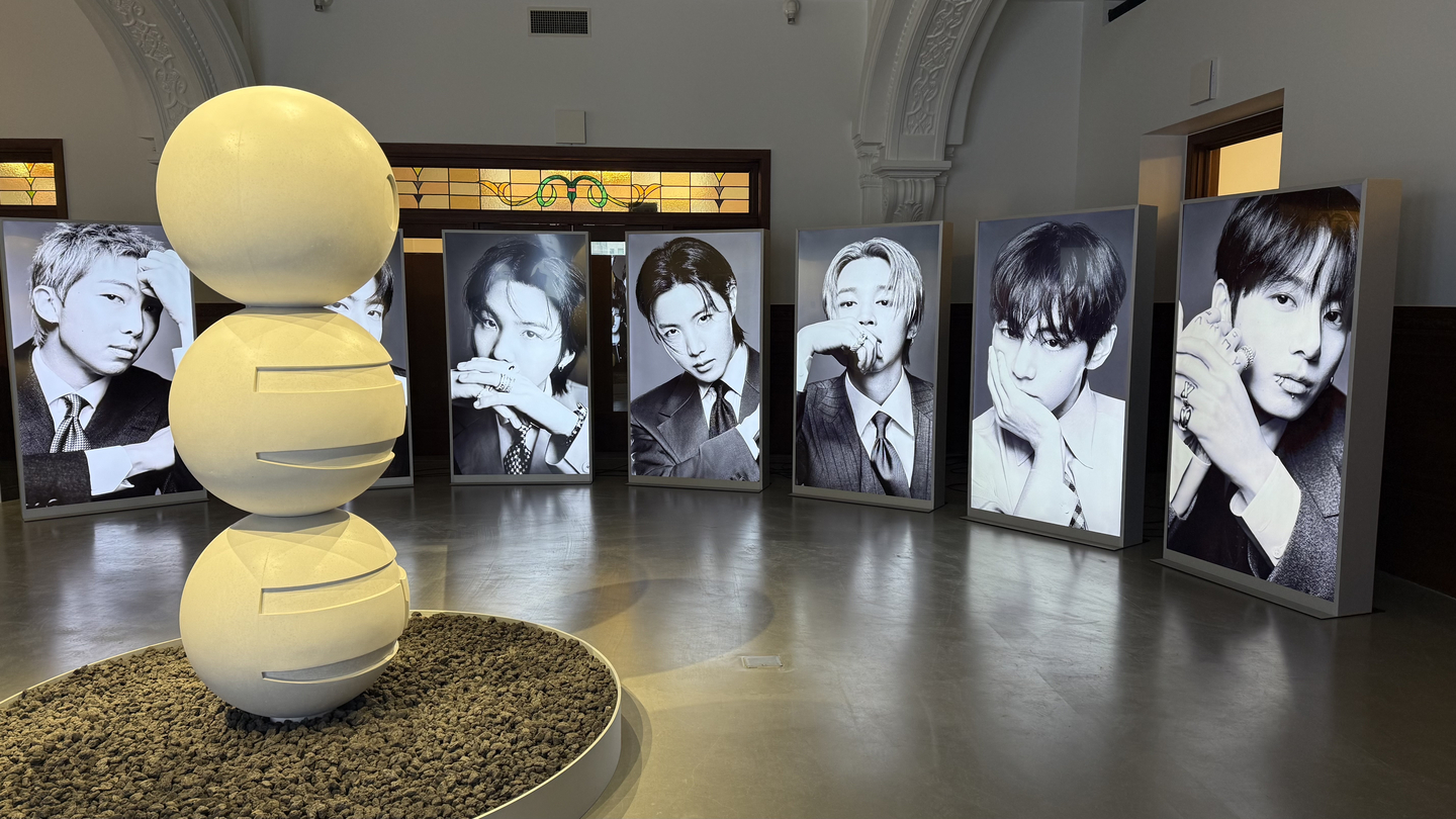 A 1.9-meter-tall (6.2-foot-tall) volcanic stone sculpture "ㅇㄹㄹ" is set up inside the BTS pop-up store held on the fourth floor of The Heritage at Shinsegae The Main in Jung District, central Seoul. [WOO JI-WON]