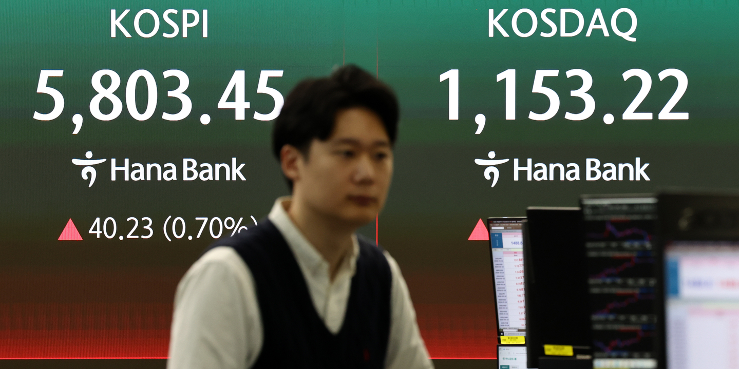 A screen in Hana Bank's trading room in central Seoul shows the Kospi opening on March 20. [NEWS1]