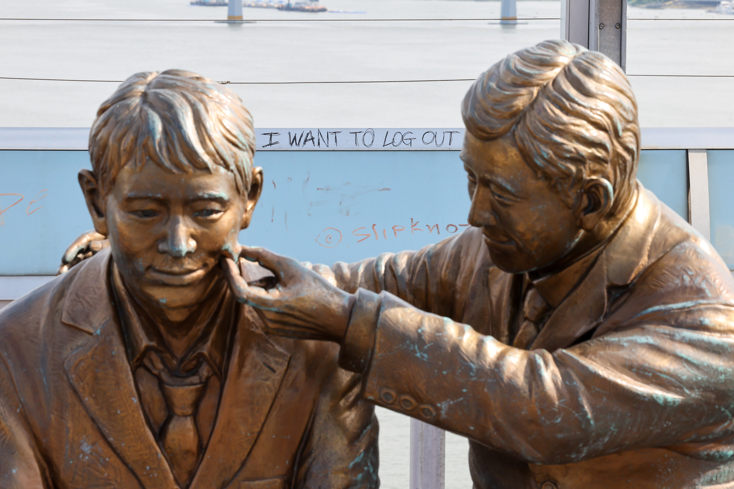 A statue named ″Once Again″ at Mapo Bridge in Seoul is pictured on Sept. 25, 2025. [NEWS1]