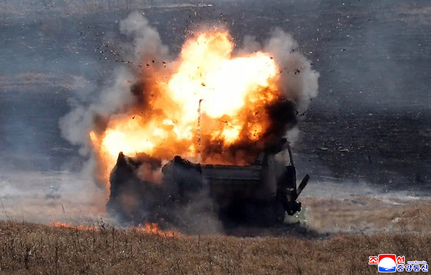 A scene from North Korea's coordinated offensive tactical drill of infantrymen's and tankmen's subunits is seen on March 19, at the Pyongyang Training Base No. 60 under the Capital City Defence Corps of the Korean People's Army, in this photo released by the Korean Central News Agency on March 20. [YONHAP]