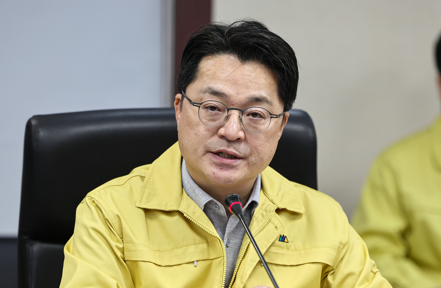 Vice Industry Minister Moon Shin-hak speaks at a government meeting held in Seoul on March 1 to assess the impact of the Iran crisis on the Korean economy. [NEWS1]