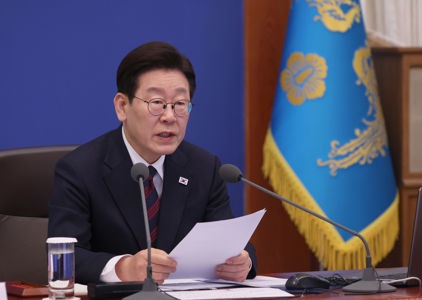 President Lee Jae Myung speaks at a meeting with senior presidential aides at the Blue House in Seoul on March 19, 2026. [JOINT PRESS CORPS]