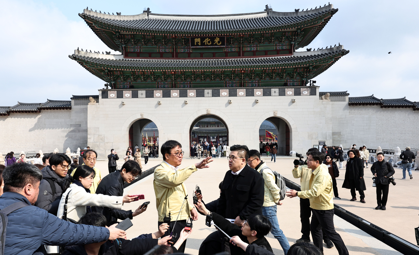 Minister of Culture, Sports and Tourism Chae Hwi-young, center in yellow, oversees preparations for boy band BTS's performance in Gwanghwamun Square, to be held on March 21, at the location in Jongo District, central Seoul, on March 20. [YONHAP]
