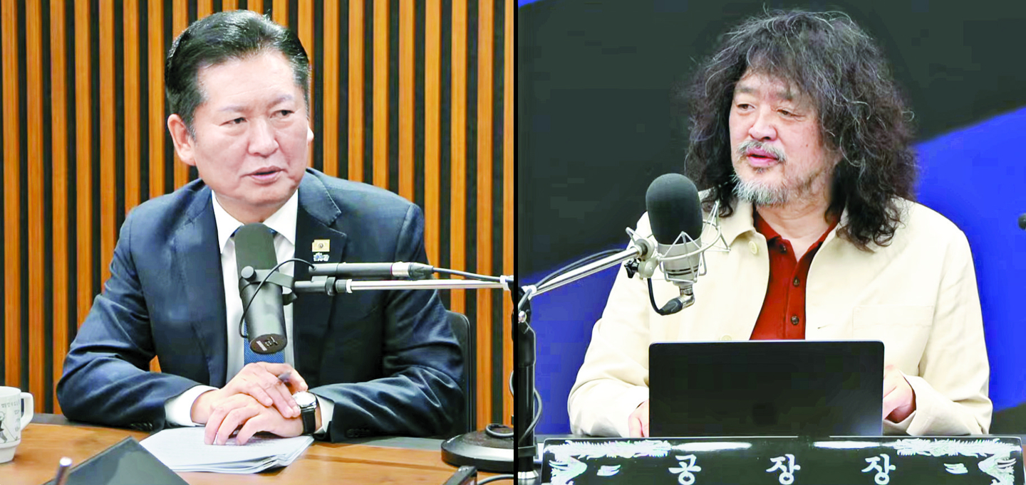 Democratic Party leader Jung Chung-rae, left, appears on a YouTube show hosted by Kim Eo-jun on March 18, a day after announcing the final versions of bills on the Serious Crimes Investigation Office and the Public Prosecution Office. [YOUTUBE CAPTURE]