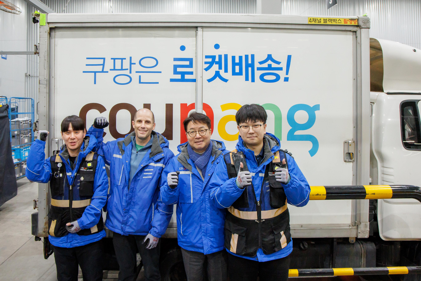 Coupang CEO Harold Rogers, second from left, and Democratic Party lawmaker Yeom Tae-young, second from right, pose for photos before taking part in the e-commerce company's dawn delivery work from the evening of March 19 to the next morning. [COUPANG]