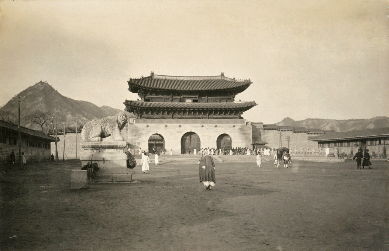 Gwanghwamun as photographed from Yukjo Street sometime between 1906 and 1907 [NATIONAL FOLK MUSEUM OF KOREA]