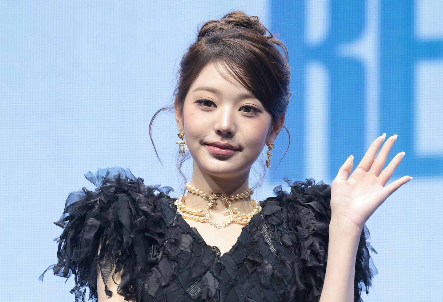 Singer Jang Won-young, of girl group IVE, poses for a photo during a showcase at Yes24 Live Hall in Gwangjin District, eastern Seoul, on Feb. 23. [NEWS1]