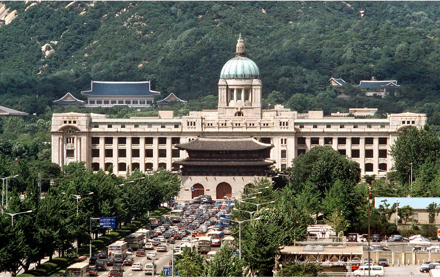 The former Government-General Building towers over Gwanghwamun in central Seoul in 1994, a year before its demolition. [JOONGANG ILBO]