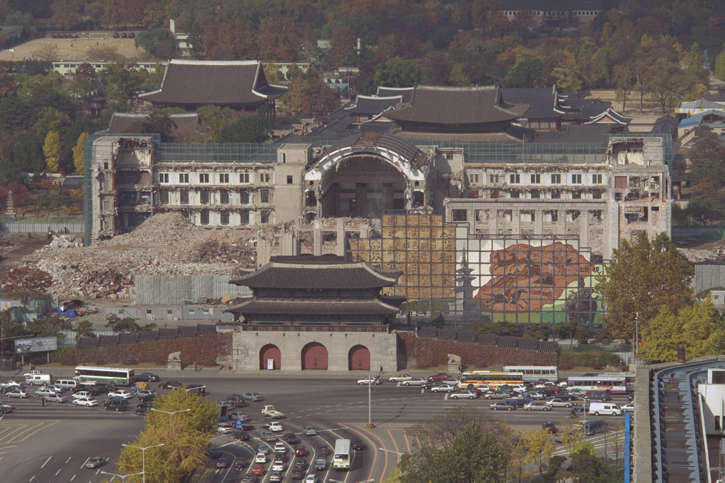 Gyeongbok Palace come back into view from Sejong-daero as demolition of the former Government-General Building continues in late 1995. [JOONGANG ILBO]