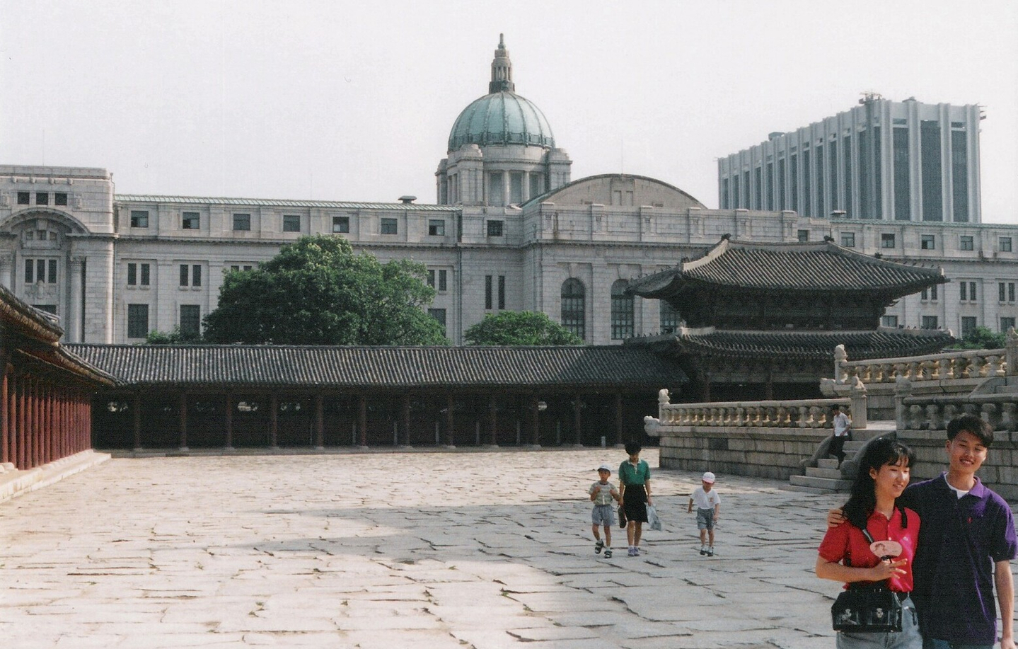 The former Government-General Building as seen from the main courtyard of Gyeongbok Palace in this undated photograph from the 1990s. The modern central government complex can be seen on the right. [SCREEN CAPTURE]