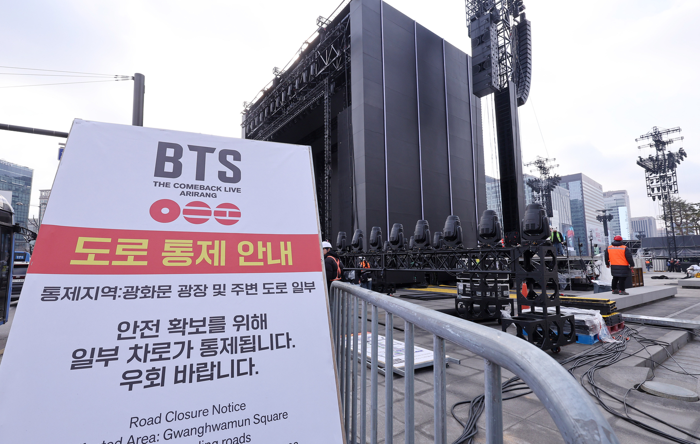 A road closure notice stands in front of the concert venue in Gwanghwamun Square in central Seoul on March 20, one day ahead of BTS’s full-group comeback concert. [NEWS1]