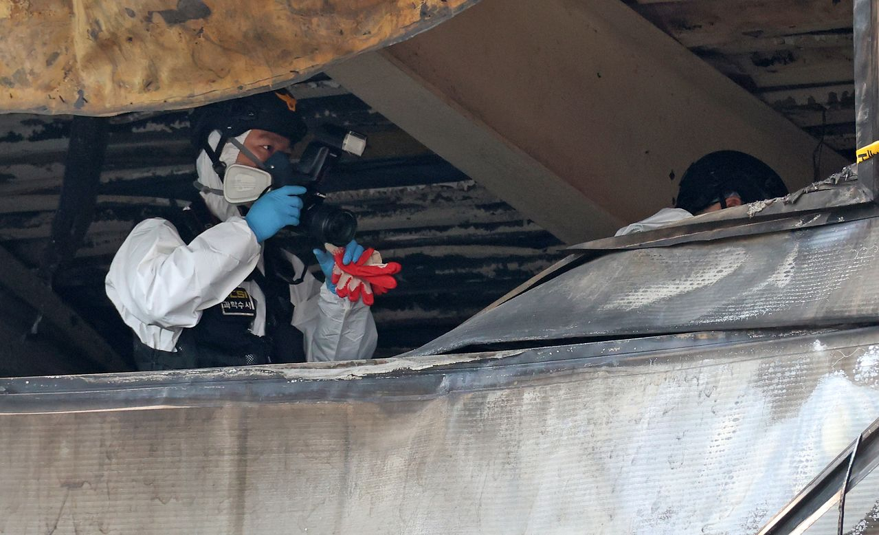 Police and fire authorities investigatE the fire site in Daejeon on March 21. [YONHAP] 