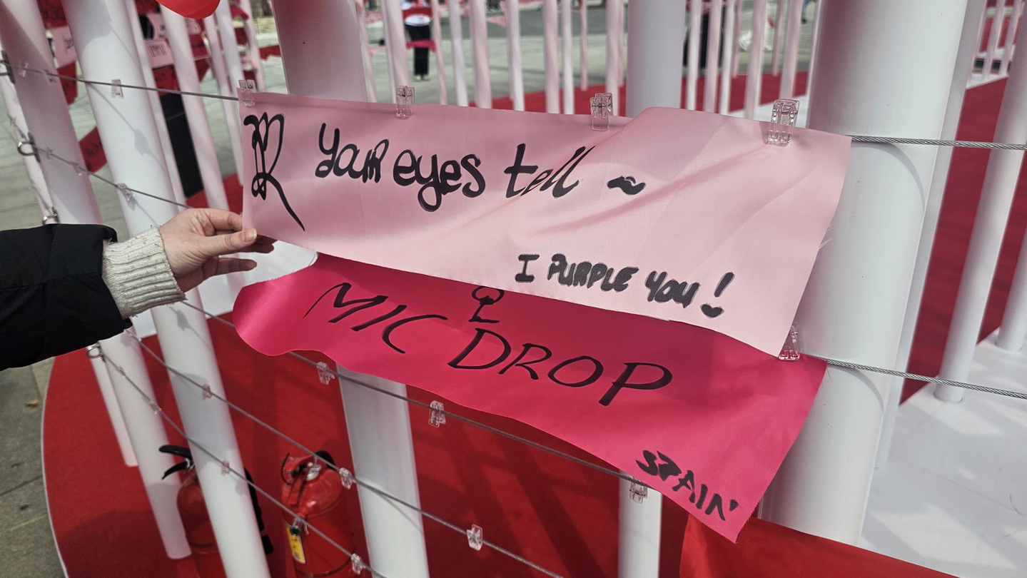 Greta, a BTS fan from Italy, shows her handwritten message at the Love Song Connect installation at the Love Song Lounge in Yeouido, western Seoul, on March 20. [SHIN HA-NEE]