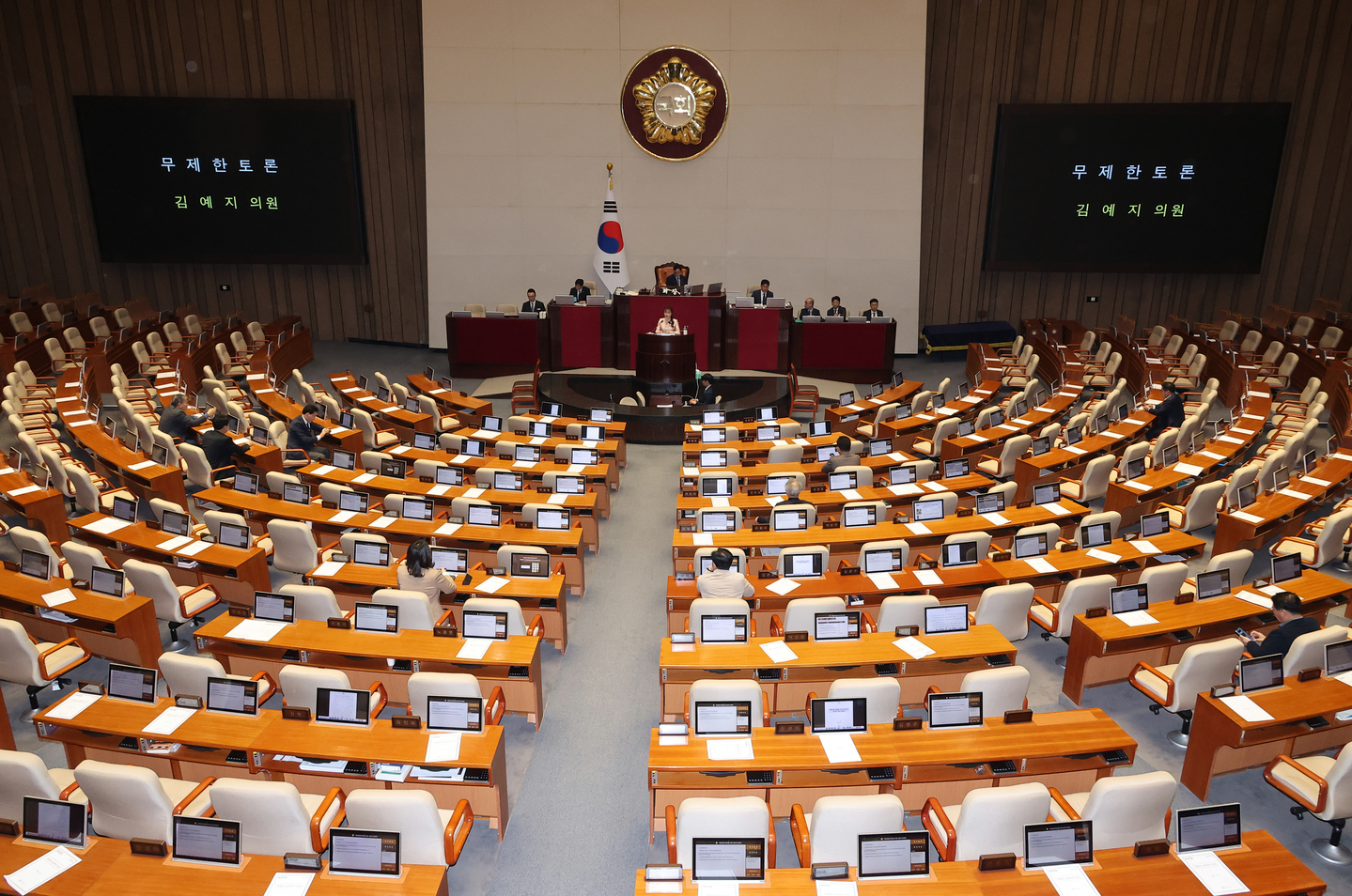 Rep. Kim Yea-ji of the People Power Party begins a filibuster at the National Assembly plenary hall in Yeouido, western Seoul, on March 21. [YONHAP] 
