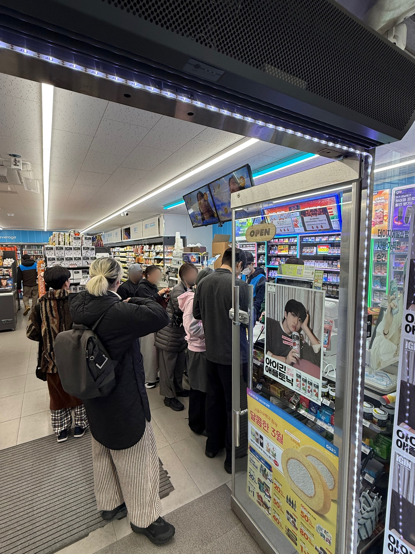 Customers crowd a GS25 convenience store near Gwanghwamun Square in central Seoul on March 21. [GS25]