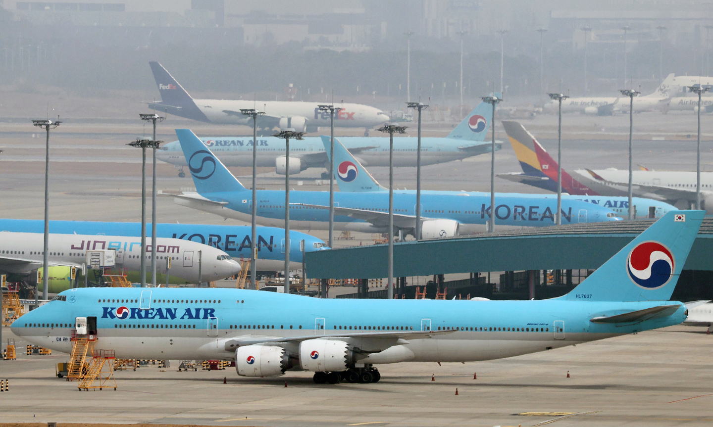 Korean Air planes are seen at Incheon International Airport on March 5. [NEWS1]