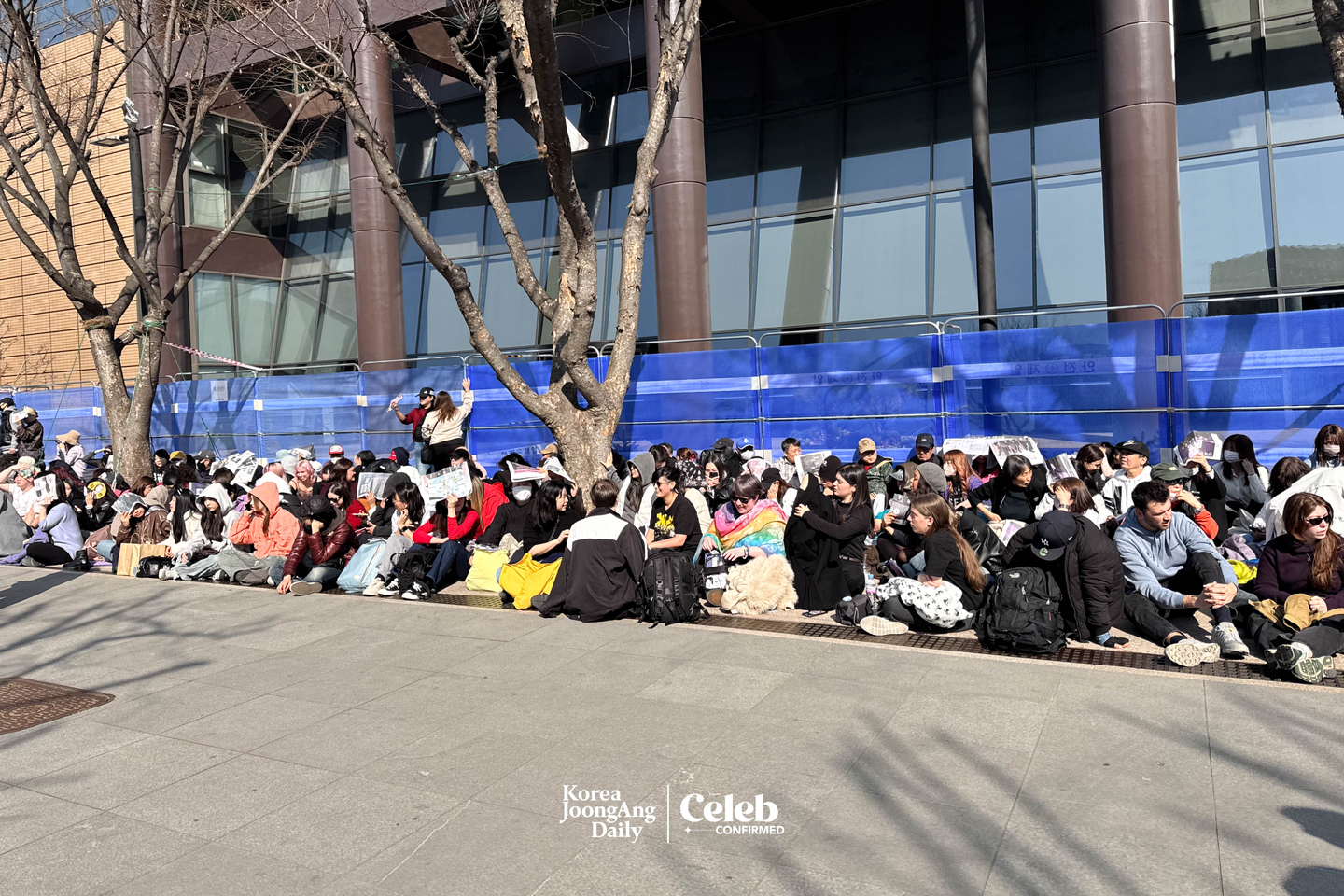 Fans at Gwanghwamun Square in central Seoul ahead of the “BTS The Comeback Live: Arirang” concert on March 21 [DANIELA GONZALEZ PEREZ]