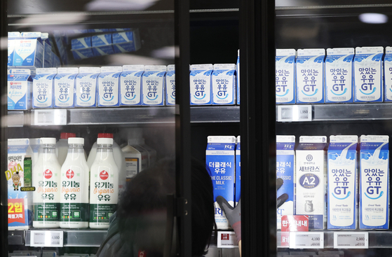 Milk is displayed at a large supermarket in Seoul on March 23, as per capita consumption of milk in Korea fell to a record low last year. [YONHAP]