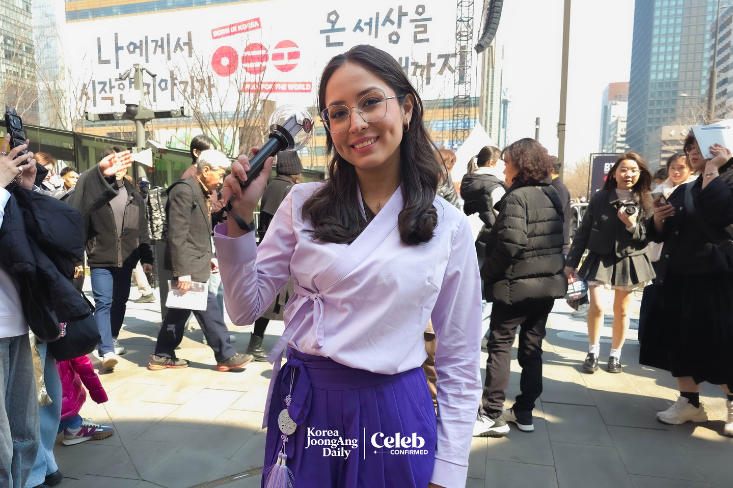 Fans at Gwanghwamun Square in central Seoul ahead of the “BTS The Comeback Live: Arirang” concert on March 21 [DANIELA GONZALEZ PEREZ]