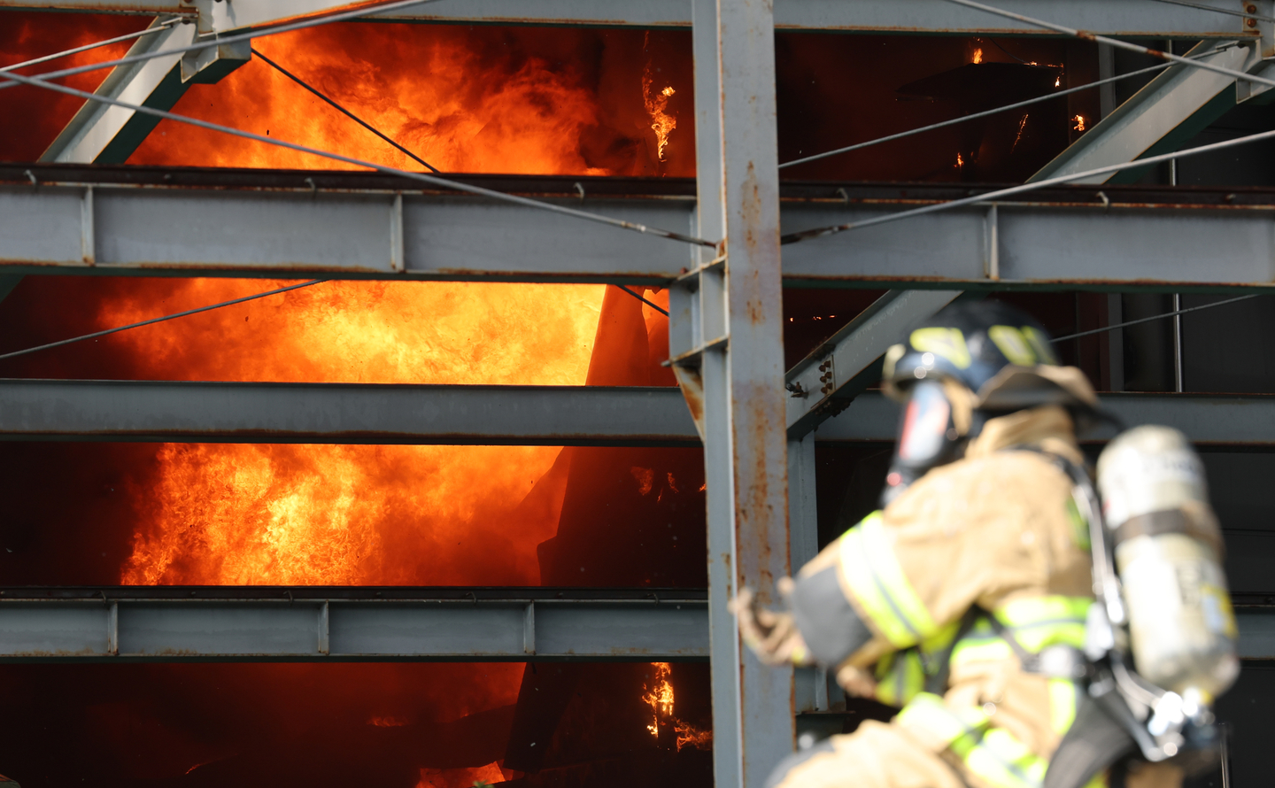 Firefighters work to extinguish a fire at Anjun Industrial in Daejeon on March 20. [NEWS1]