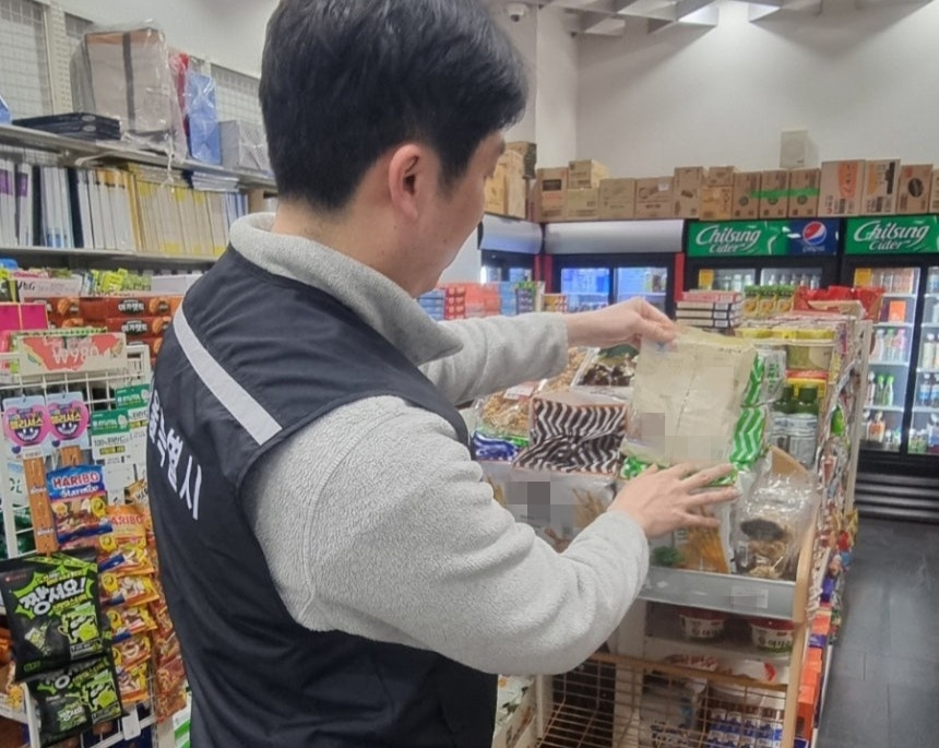 Inspectors from the Seoul Metropolitan Government’s food safety unit examine bread products sold at a store. [SEOUL METROPOLITAN GOVERNMENT]