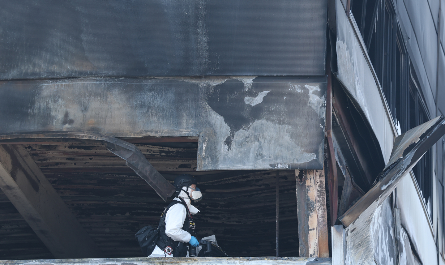 Authorities conduct a joint inspection in connection with the fire at Anjun Industrial in Daejeon on March 21. [NEWS1] 