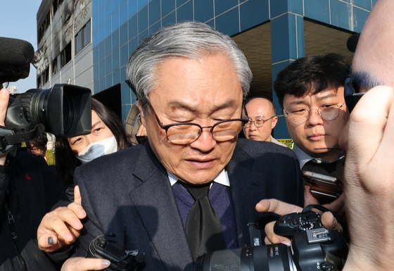 Sohn Ju-hwan, CEO of Anjun Industrial, leaves the company office on March 23 as authorities carry out a search and seizure in connection with the fire at the factory in Daejeon. [NEWS1]