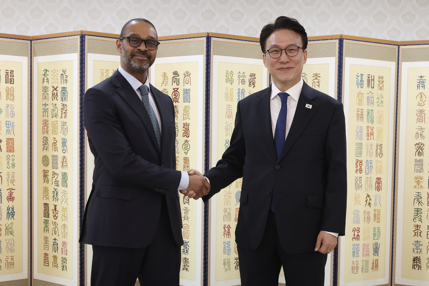 Prime Minister Kim Min-seok, right, poses for a photo with Michael Harris, vice chief of the New York Stock Exchange, during their meeting at the government complex in Seoul on March 23, 2026, in this photo released by Kim's office. [YONHAP] 