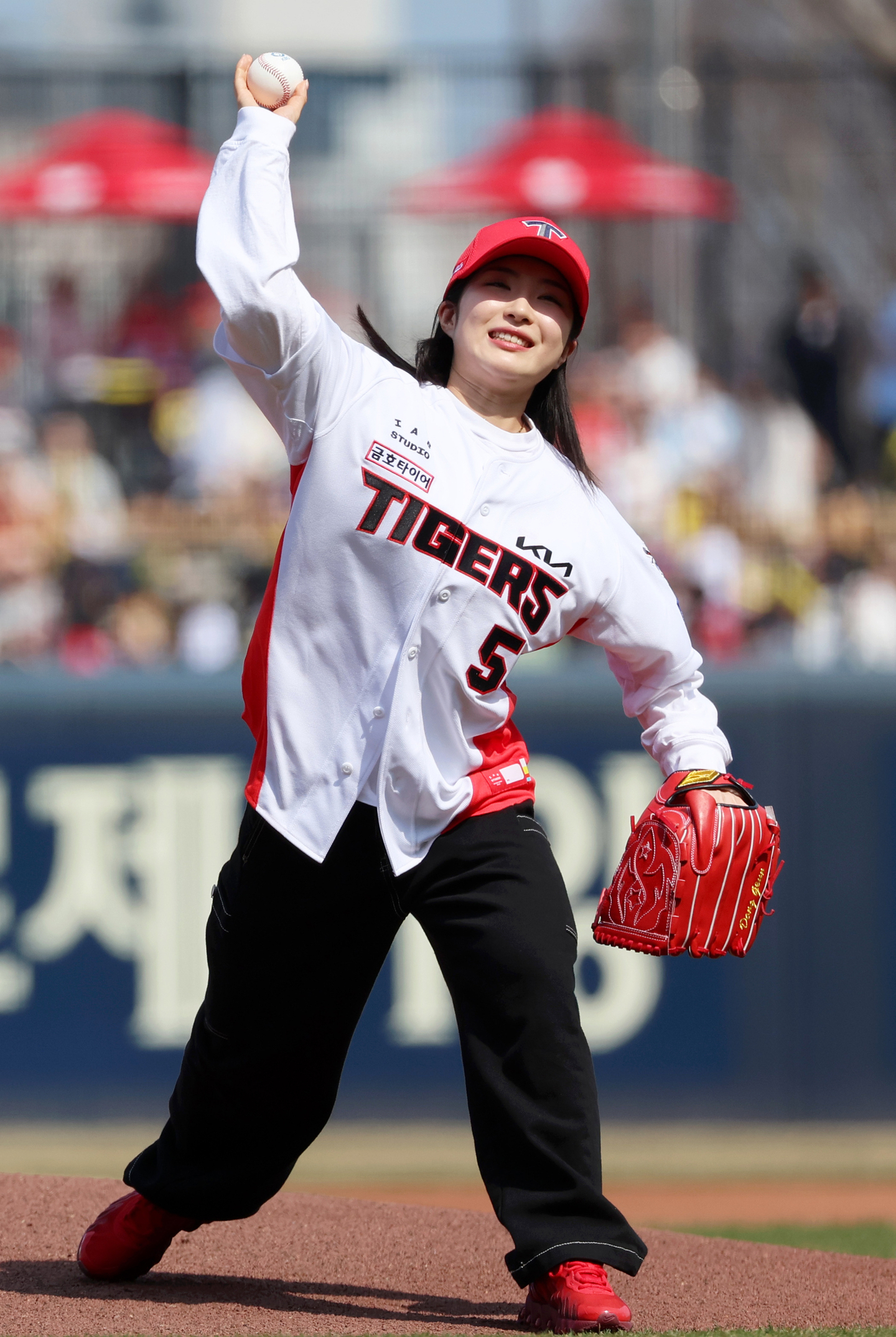 Short track national team member Kim Gil-li throws the ceremonial first pitch before a KBO game between the NC Dinos and Kia Tigers at Gwangju-Kia Champions Field in Gwangju on March 23, 2025. [YONHAP]
