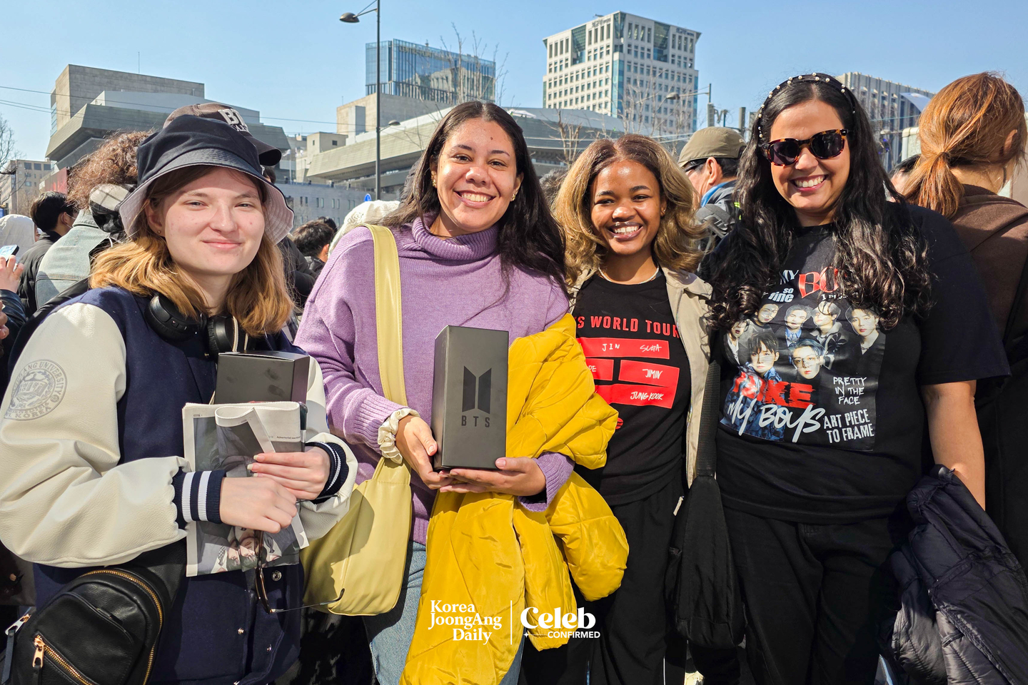 Fans at Gwanghwamun Square in central Seoul ahead of the “BTS The Comeback Live: Arirang” concert on March 21 [DANIELA GONZALEZ PEREZ]