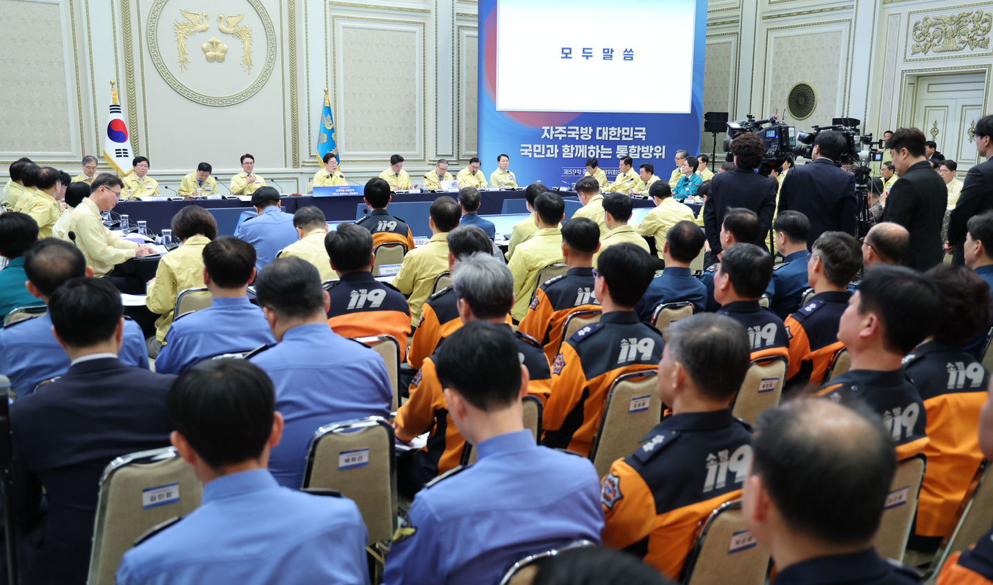 President Lee Jae Myung presides over an integrated defense posture meeting at the Blue House in central Seoul on March 23 attended by some 170 officials from related agencies. [JOINT PRESS CORPS]