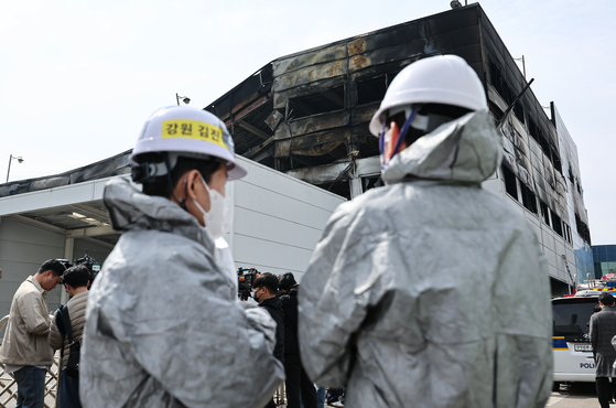 Investigators are seen outside an auto parts factory in Daedeok District, Daejeon on March 22, after a fire broke out at the facility on March 20. [NEWS1]