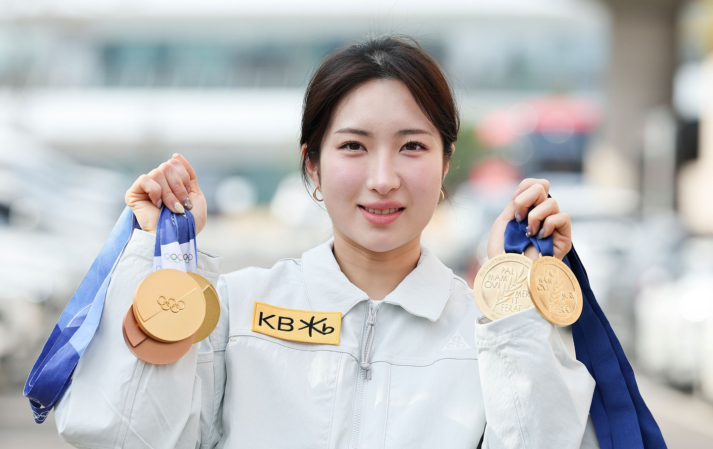 Short track speed skater Kim Gil-li poses for a photo before an interview with the JoongAng Ilbo at Olympic Parktel in Songpa District, southern Seoul, on March 20. [LIM HYUN-DONG]