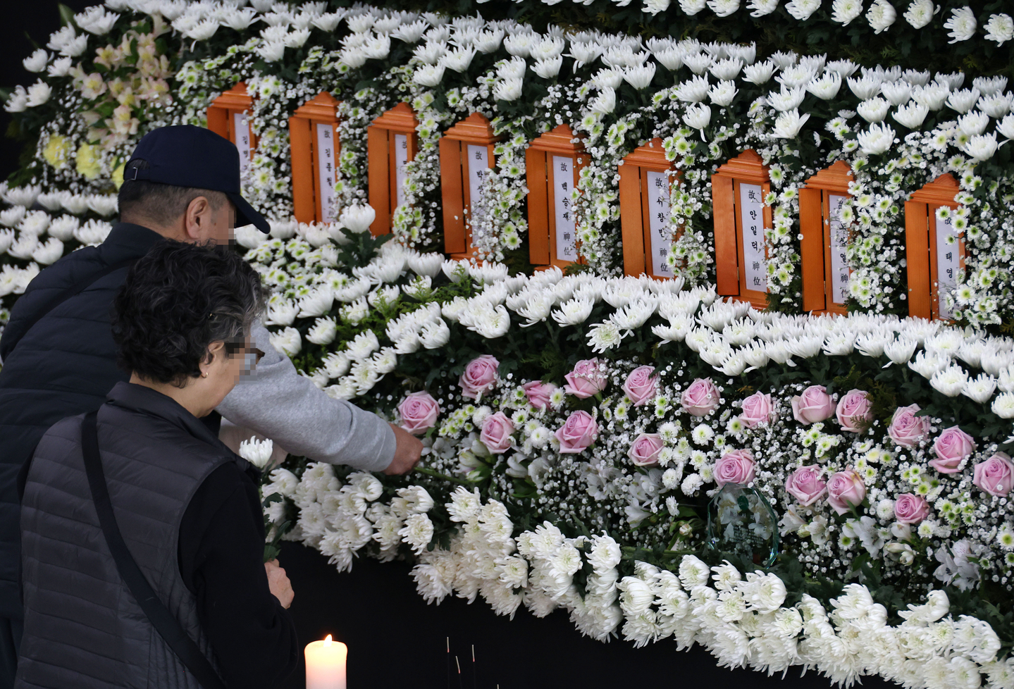 People pay their respects at a joint memorial altar for the victims of the fire at Anjun Industrial in Daejeon Metropolitan City Hall in Daejeon on March 22. [YONHAP]