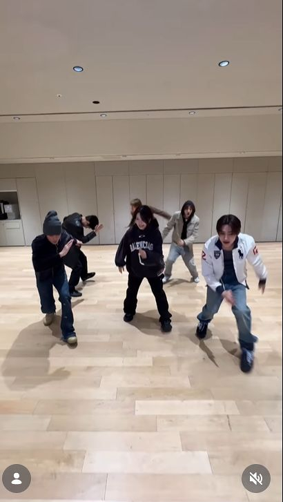 Short track speed skater Kim Gil-li, center, takes part in a social media dance challenge with boy band Cortis. [SCREEN CAPTURE]