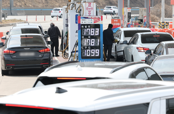 Citizens refuel at a gas station in Yongin, Gyeonggi, on March 22. The nationwide average retail price of gasoline at gas stations in the third week of March fell by 72.3 won per liter (18.2 cents per gallon) from the previous week to 1,829.3 won, according to the Korea National Oil Corporation’s fuel price information system. [NEWS1] 