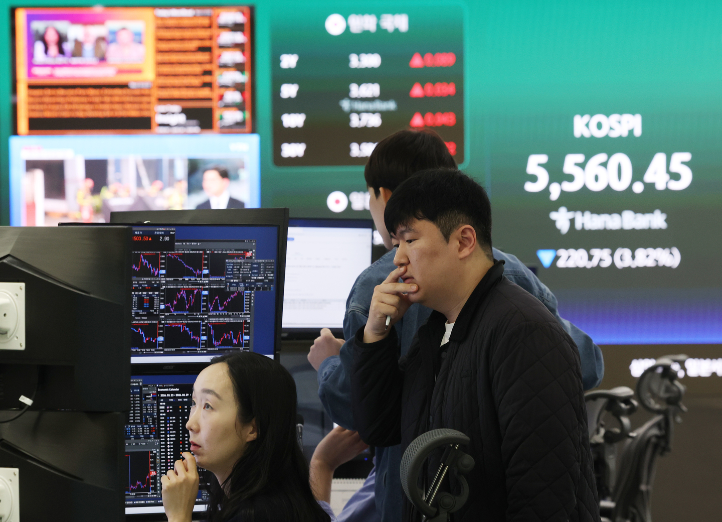 A screen in Hana Bank's trading room in central Seoul shows the Kospi trading on March 23. [YONHAP]