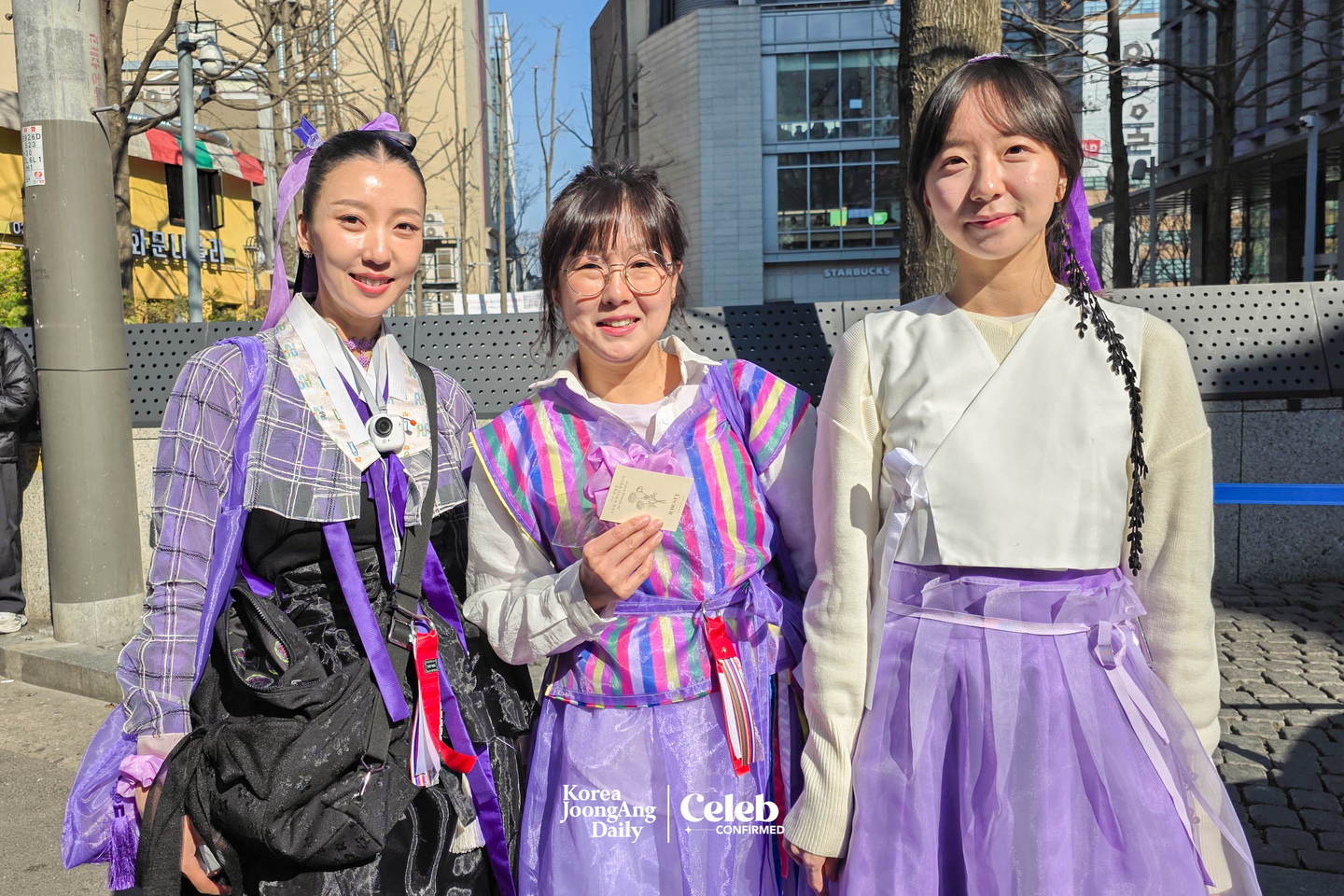 Fans at Gwanghwamun Square in central Seoul ahead of the “BTS The Comeback Live: Arirang” concert on March 21 [DANIELA GONZALEZ PEREZ]