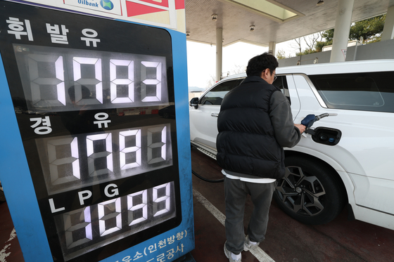 A driver refuels their vehicle at a gas station in Yongin, Gyeonggi, on March 22. [NEWS1]