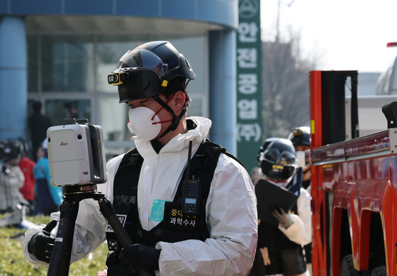Authorities conduct a joint inspection in connection with the fire at Anjun Industrial in Daejeon on March 23. [NEWS1]