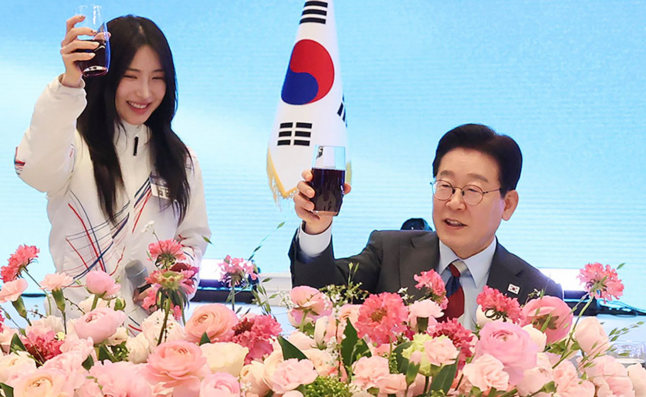 Kim Gil-li, left, toasts at a luncheon honoring the Milan-Cortina Winter Olympians at the State Guest House of the Blue House in central Seoul on March 5. [JOINT PRESS CORPS]