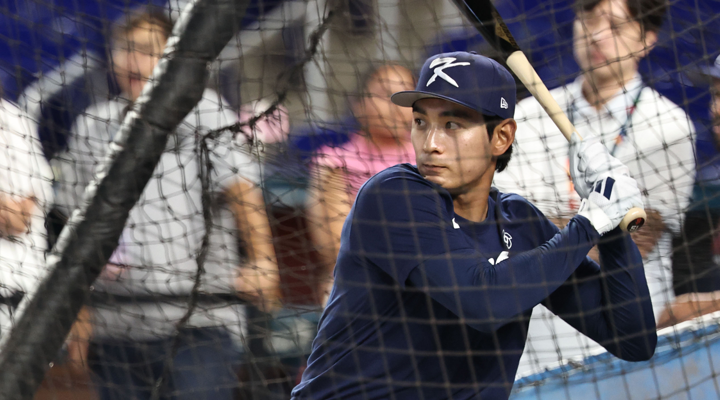 Korean baseball player Lee Jung-hoo takes batting practice ahead of the World Baseball Classic quarterfinal game against the Dominican Republic at loanDepot Park in Miami, Florida, on March 13. [YONHAP]