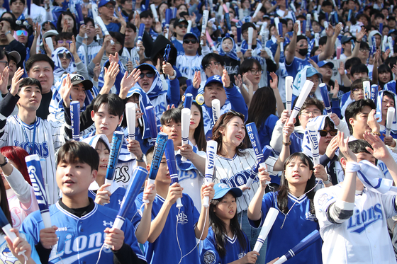Fans cheer during a KBO preseason game between the Samsung Lions and LG Twins at Daegu Samsung Lions Park on March 22. [NEWS1] 