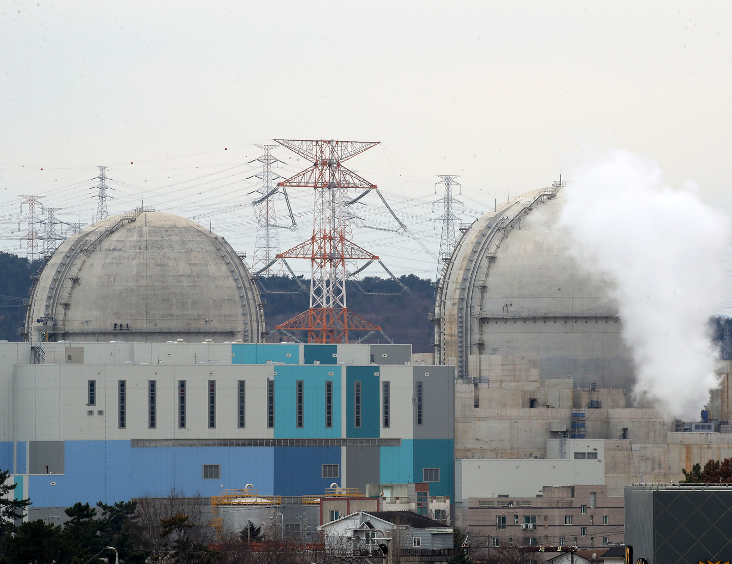 Units 3 and 4 of the Saeul nuclear reactors are under construction in Seosaeng-myeon, Ulju County, Ulsan, on Jan. 26. [NEWS1]