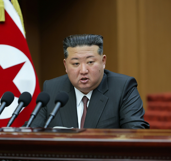 North Korean leader Kim Jong-un speaks at the second day of the Supreme People's Assembly in Pyongyang on March 23 in this photo carried by the Rodong Sinmun on March 24. [NEWS1]