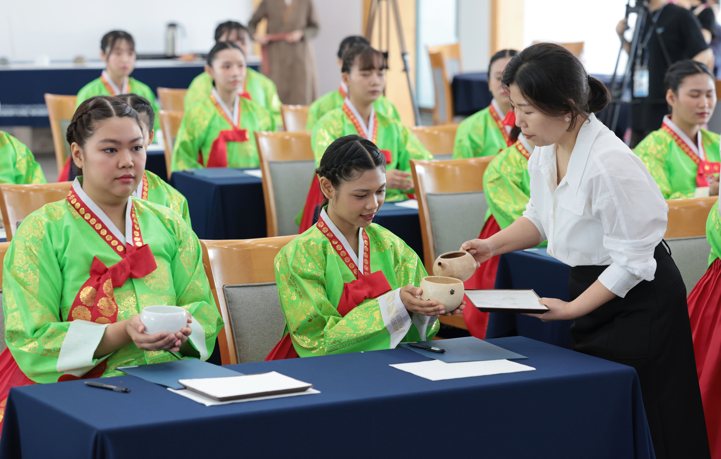 International students at Sookmyung Women’s University participate in a "darye," or a traditional Korean tea ceremony, on May 19, 2025. [YONHAP]